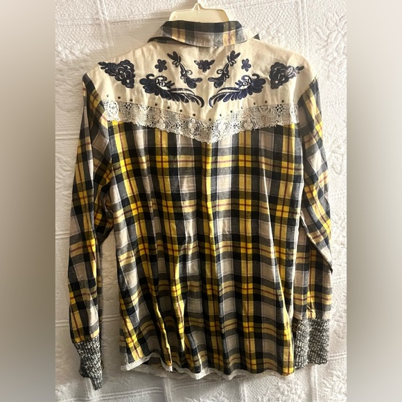 Gimmicks by BKE Top Shirt Yellow Plaid Studded Size L Large - Picture 2 of 4
